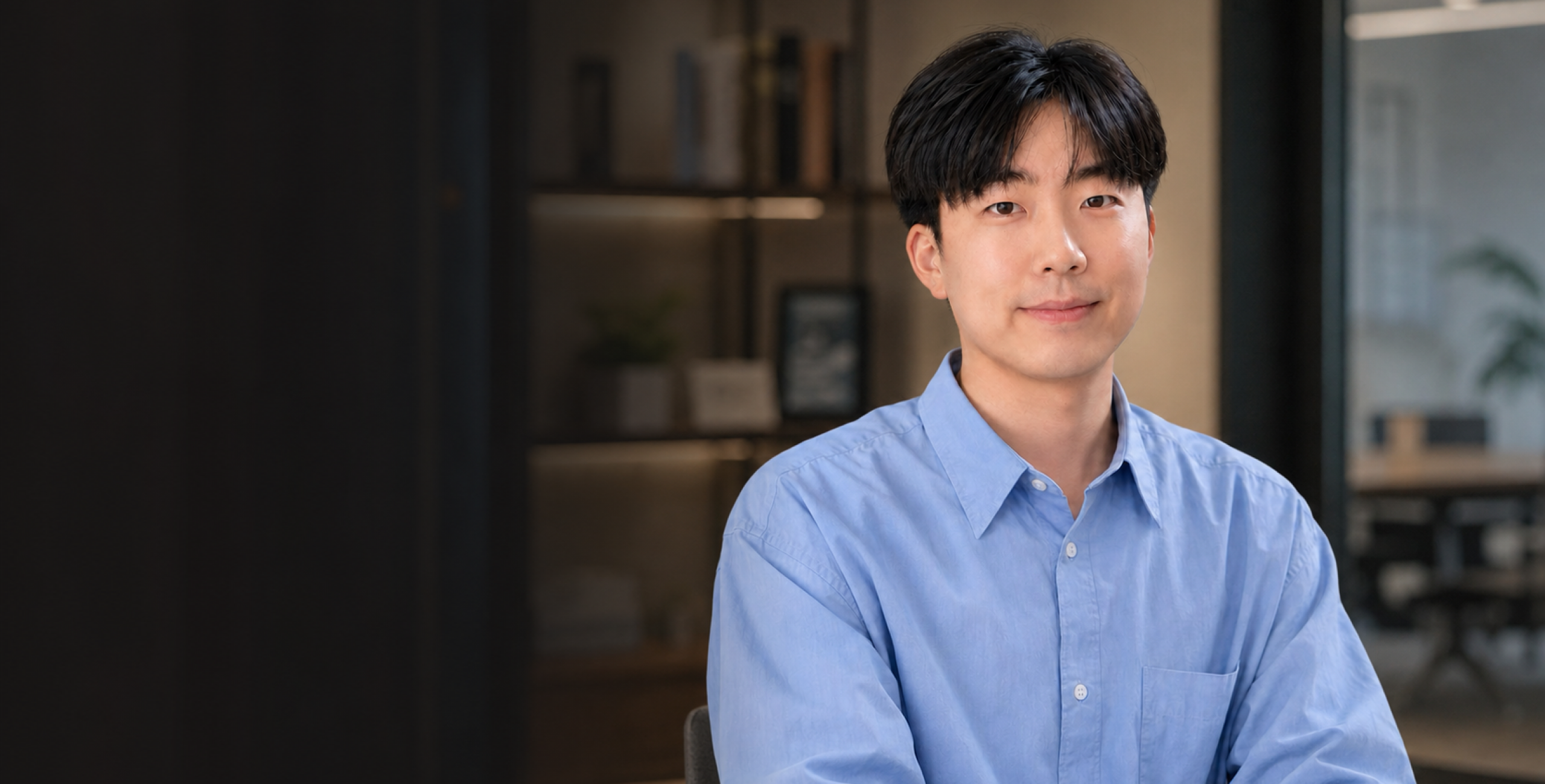프로임 대표의 인터뷰와 내부 업무 리소스 절감 수치가 함께 보이는 증명 카드